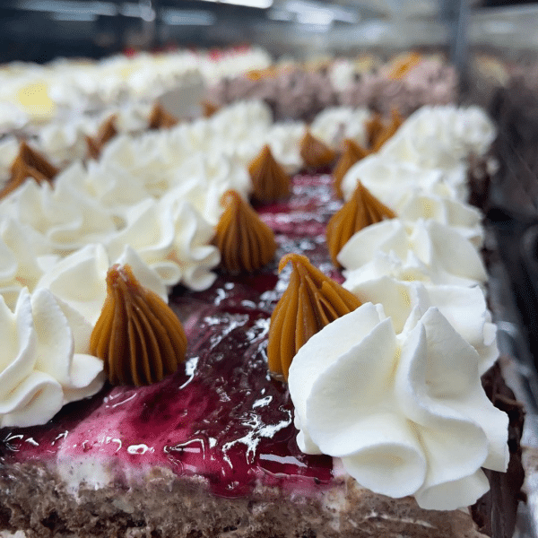 pasteles individuales de diferentes sabores en La Floresta Panadería y Pastelería en San Bernardo